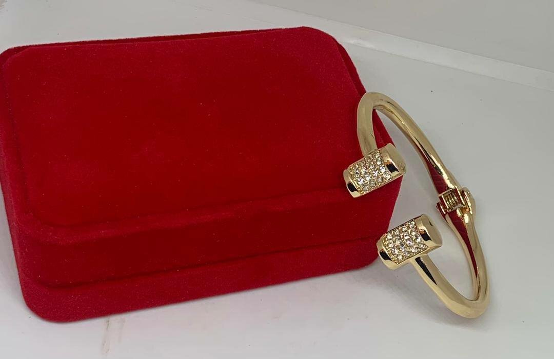 Gourmette femme avec un jolie coffret