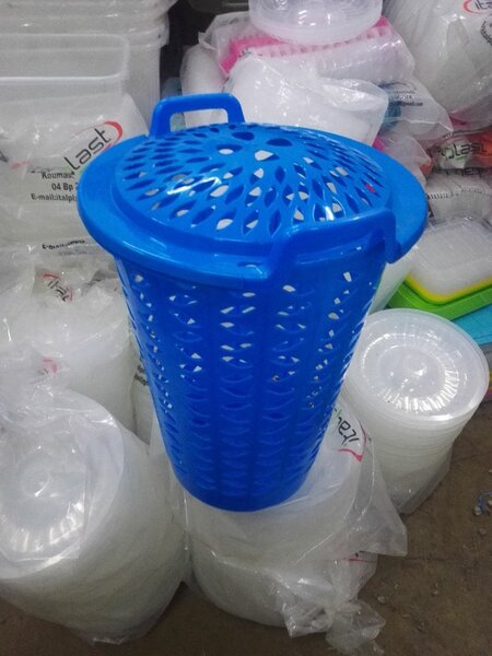 Panier à linge bleu plastique
