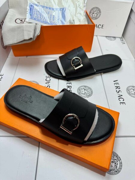 Sandales noires élégantes Versace