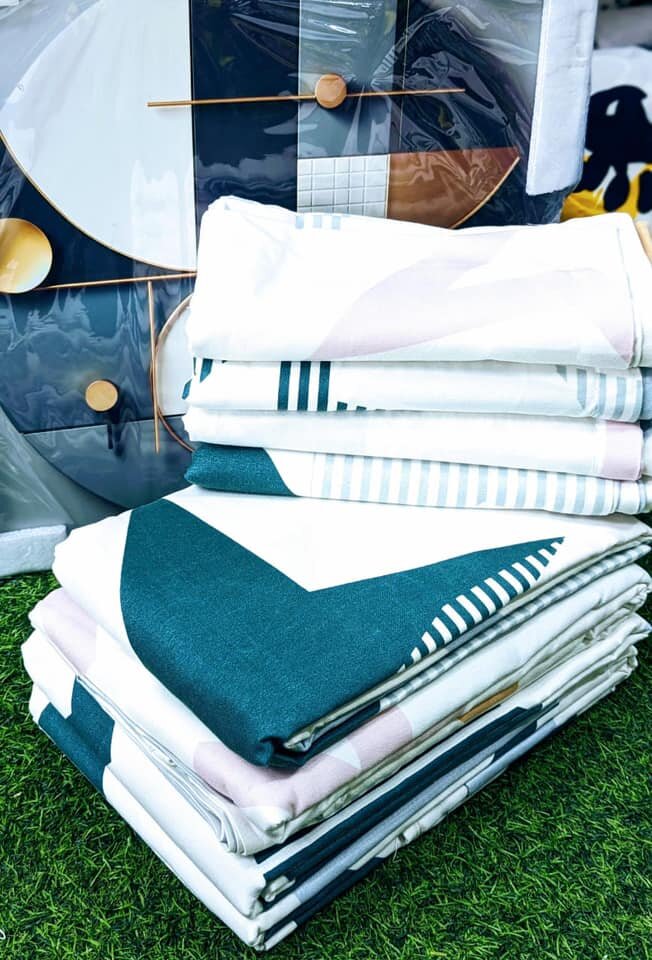  set includes 2 bedsheets and 4 pillowcases.