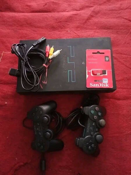 Console PS2 avec manettes dualshock