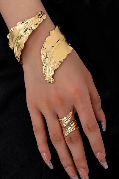 Bracelets et bagues dorées