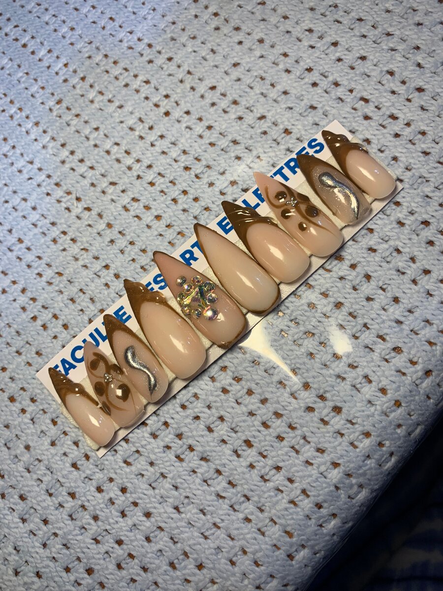 Faux ongles élégants dorés