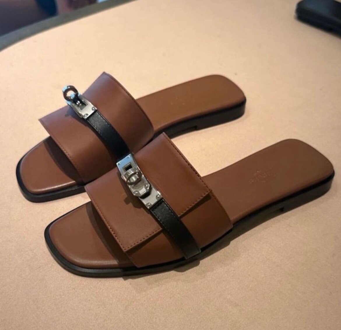 Sandales plates élégantes