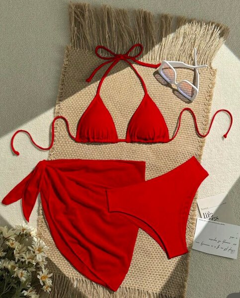 Bikini rouge avec paréo élégant