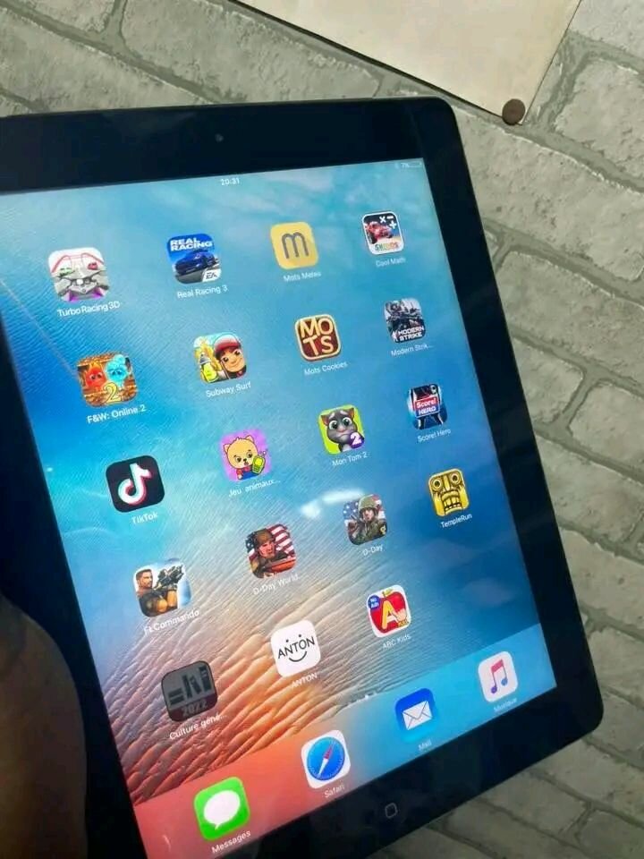 iPad avec housse rouge