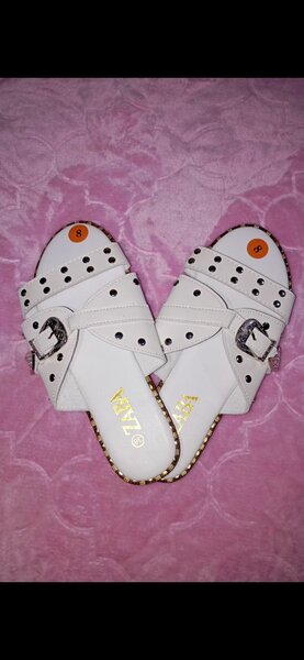 Sandales en cuir cloutées