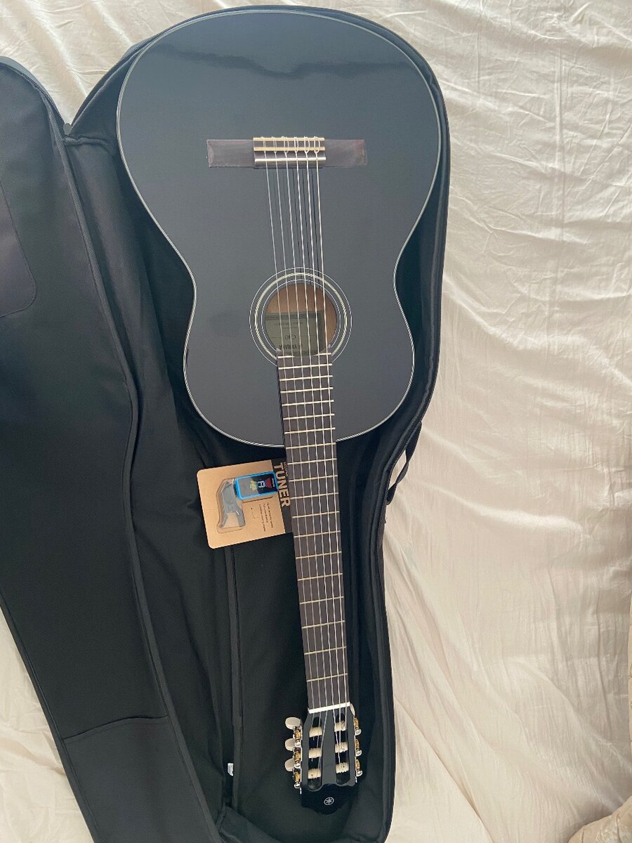 Почти новая гитара с чехлом и