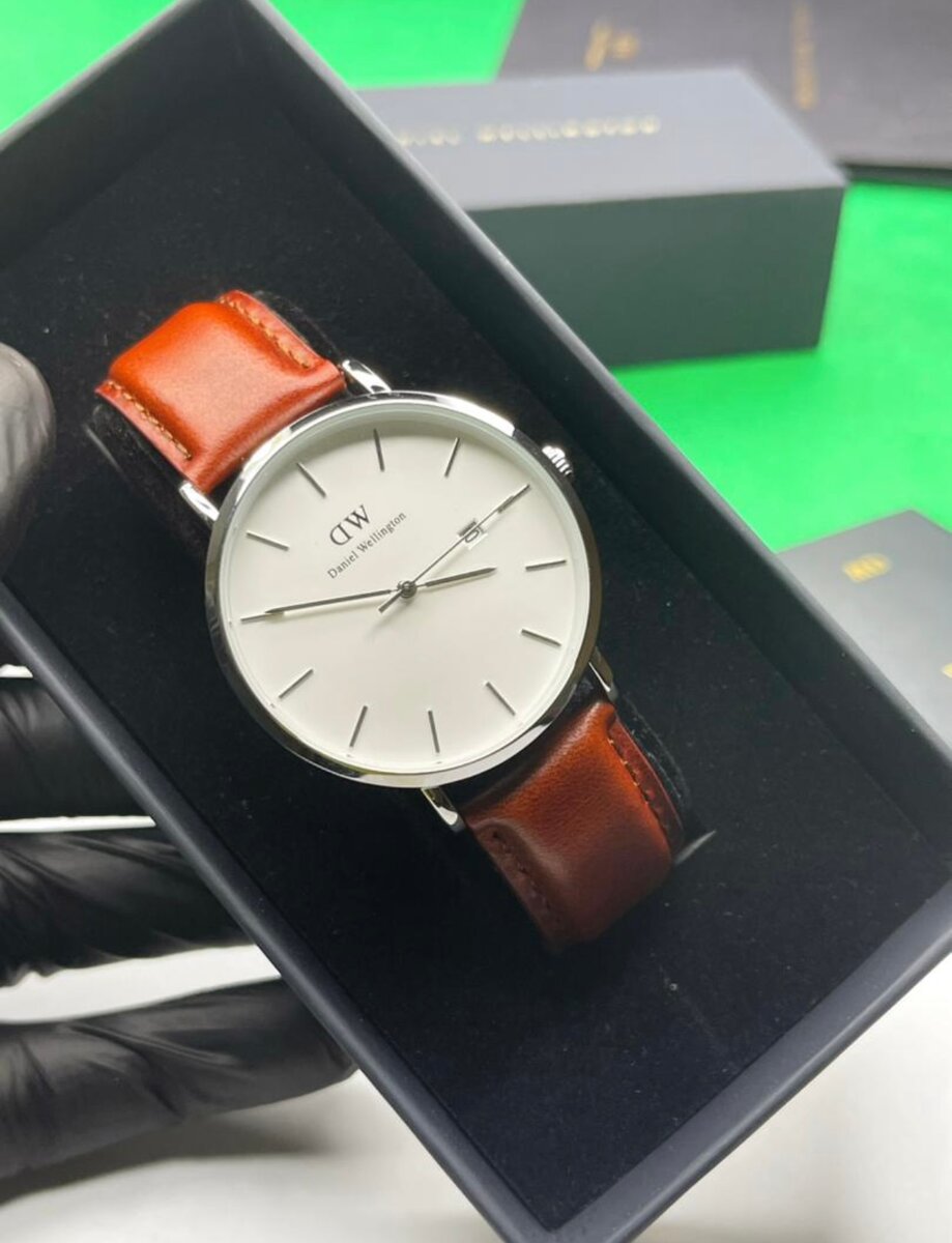 Montre élégante en cuir homme