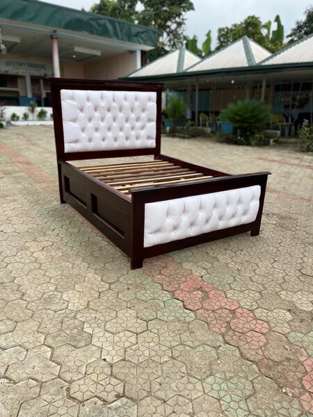 Lit moderne en bois avec tête de lit capitonnée