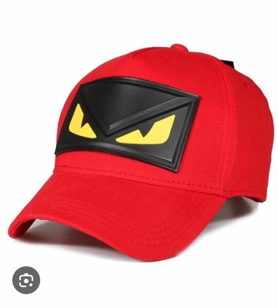 Casquette rouge avec motif original