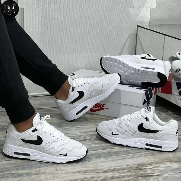 Paires de chaussures Nike