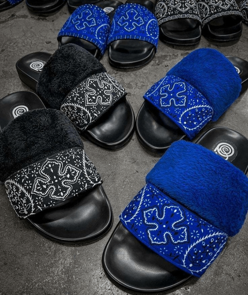 Mules en fausse fourrure bleue et noire