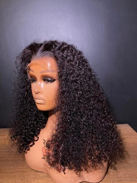 Perruque bouclée naturelle