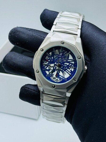 Montre squelettée en acier inoxydable