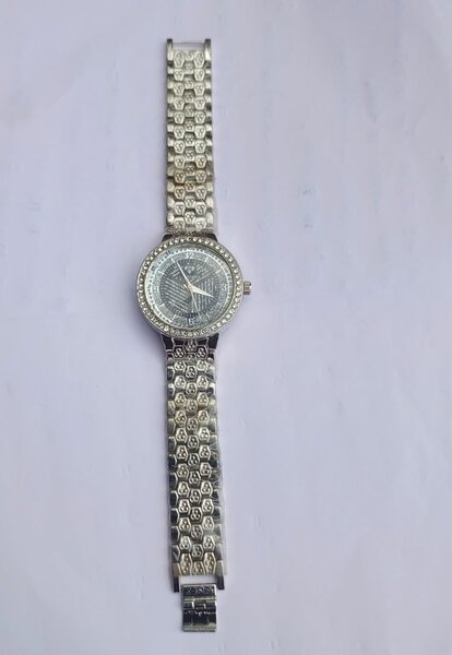 Montre élégante en acier