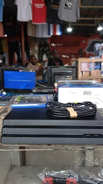Console Sony PS4 avec manette
