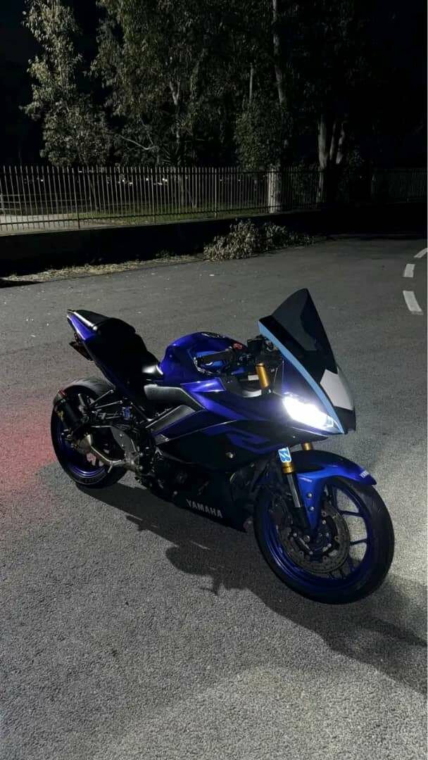 Moto sportive Yamaha bleue