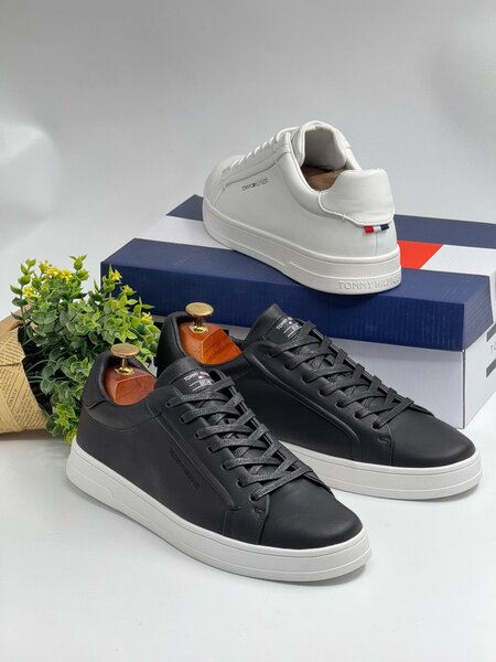 TOMMY HILFIGER BLACK AND WHITE