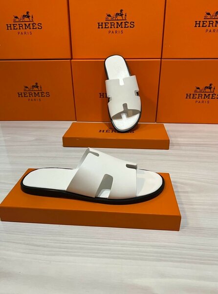 Sandales Hermès en cuir élégantes