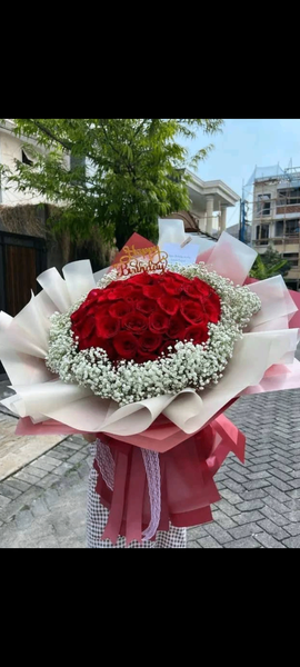 Bouquet de 24 roses rouges avec reine et baby's breath
