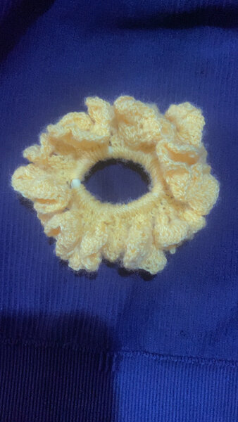 Chouchou en crochet jaune vif