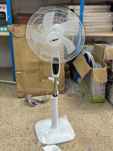 Ventilateur sur pied blanc