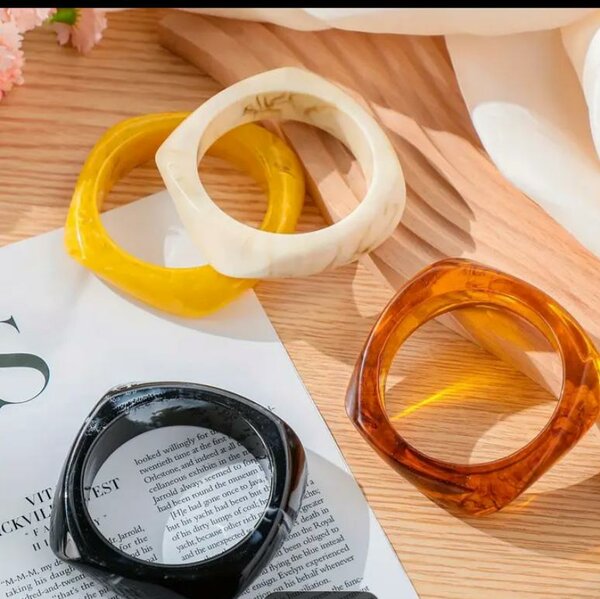 Bracelets en résine multicolores