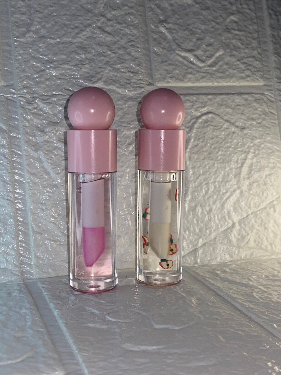 Clear lipgloss 30 and color changing lipgloss 35