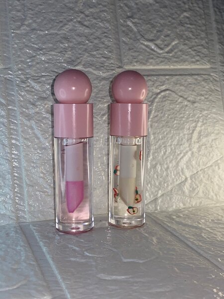 Clear lipgloss 30 and color changing lipgloss 35