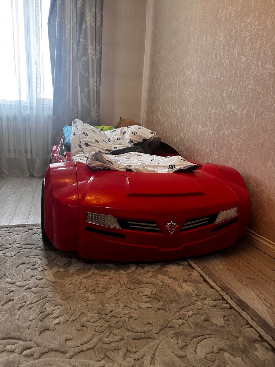 Кровать -машинка, стол