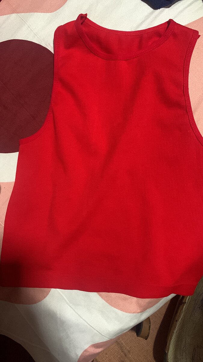 Débardeur rouge asymétrique