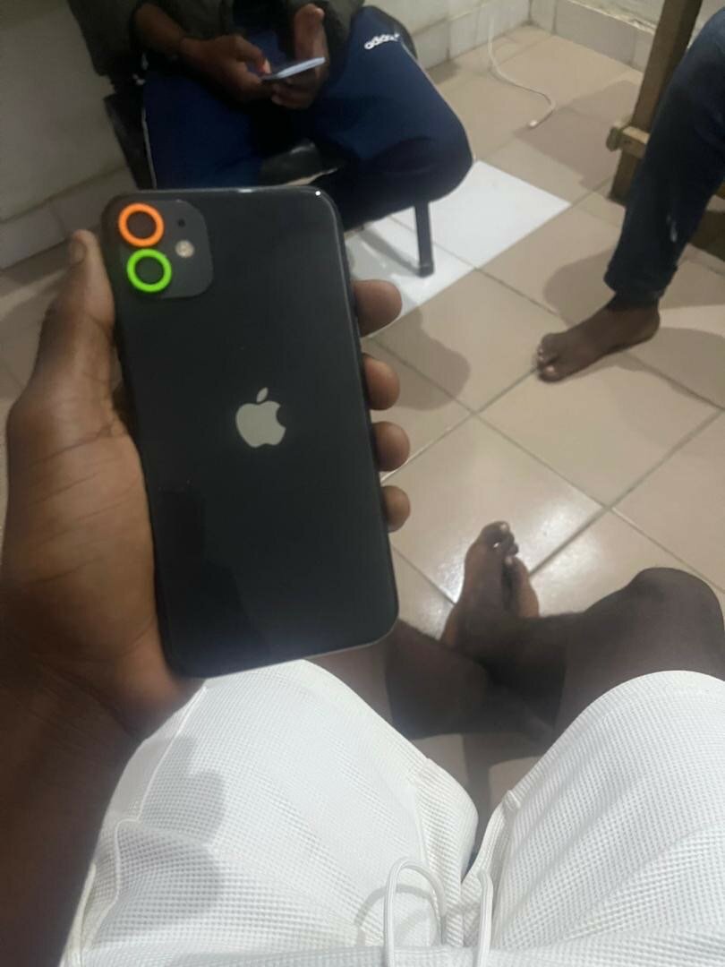 iPhone 11 noir et violet