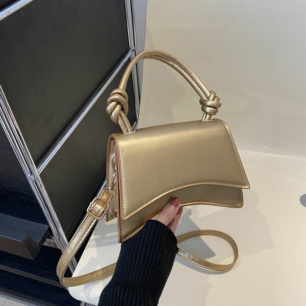 Sac à main doré élégant