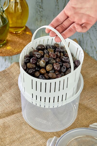 Conservateur d'olives pratique