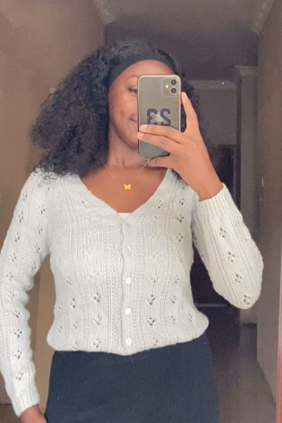 Short knitted Sweater with buttons in white size: M/s