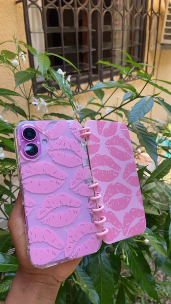 Étui de téléphone à lèvres rose