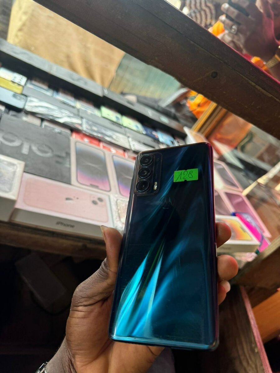 Motorola Edge 2021 128/6 giga ram 130.000f