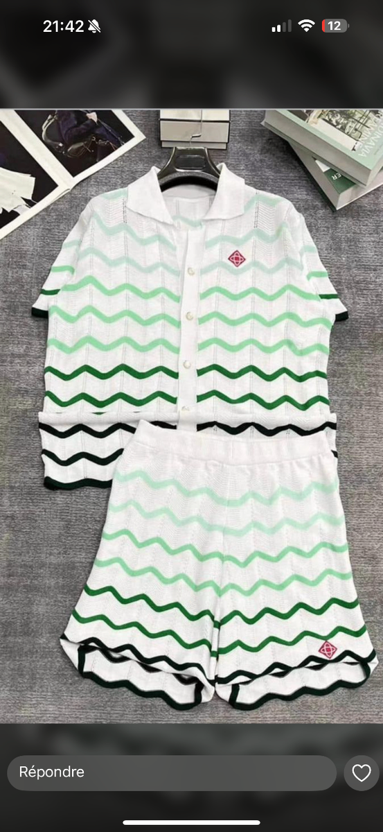 Ensemble tricoté à motifs ondulés