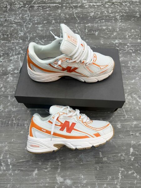 Baskets blanches et orange