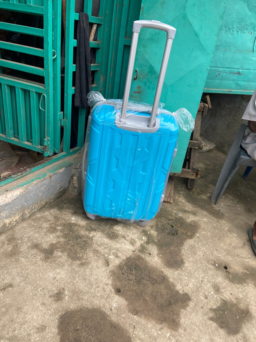 Valise à roulettes légère bleue