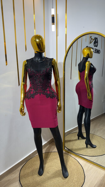 Robe Crayon Dentelle Élegante