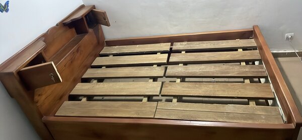 Lit en bois avec étagères intégrées
