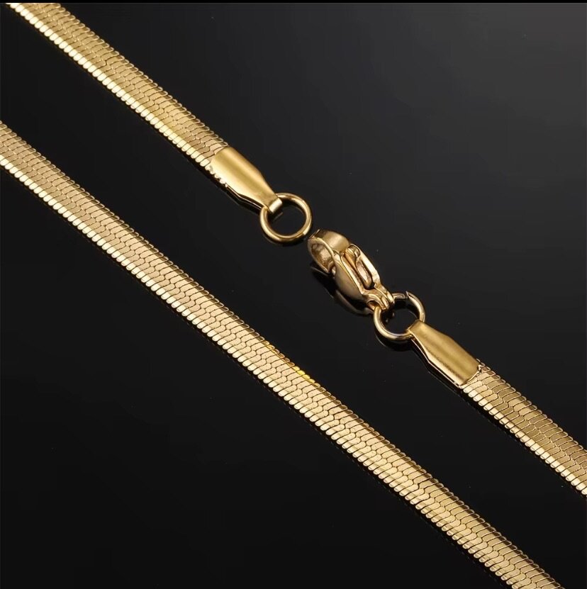 Chaine  or élégant inoxydable