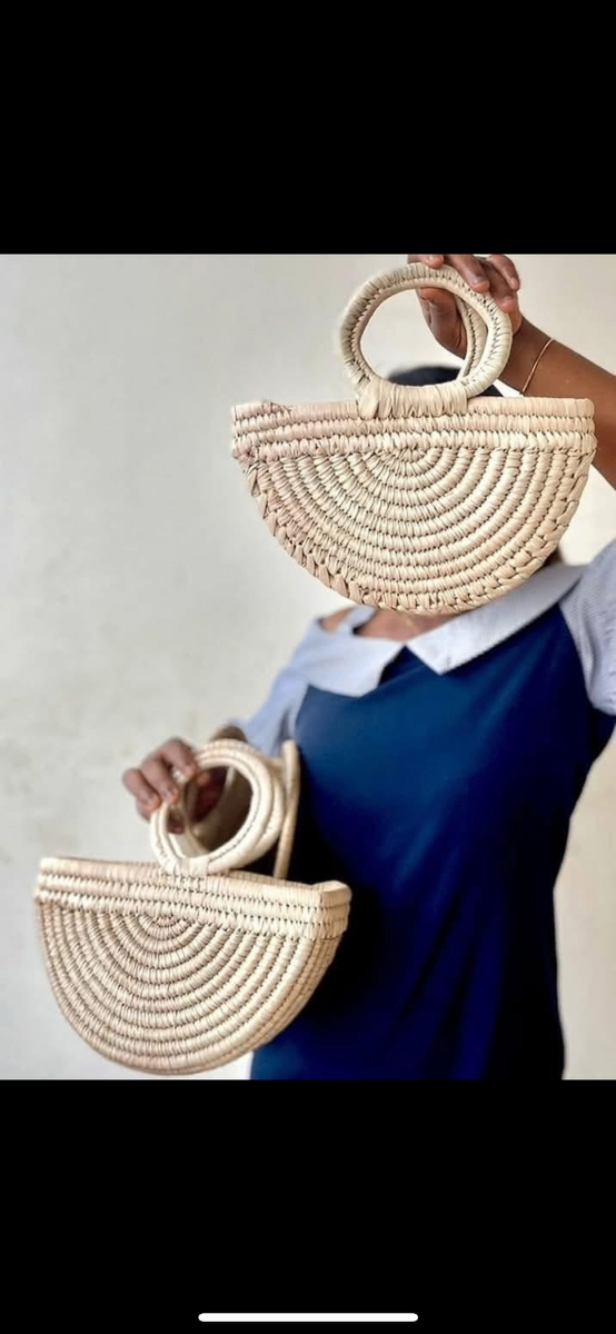 Panier en paille rond élégant