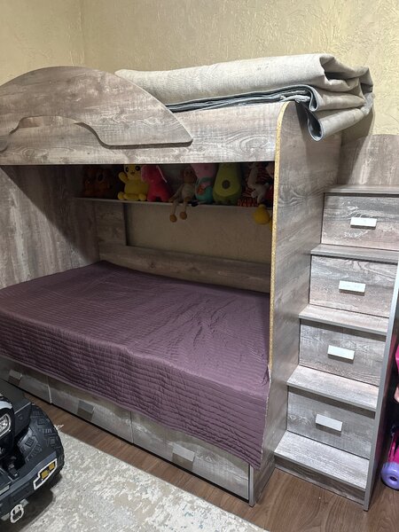 Продаю двух ярусную кровать.