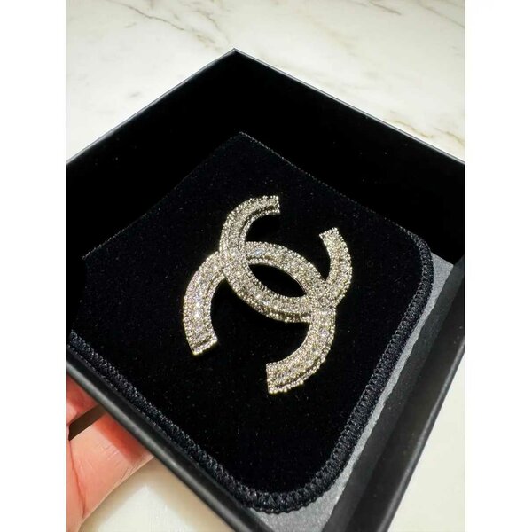 Broche élégante en strass