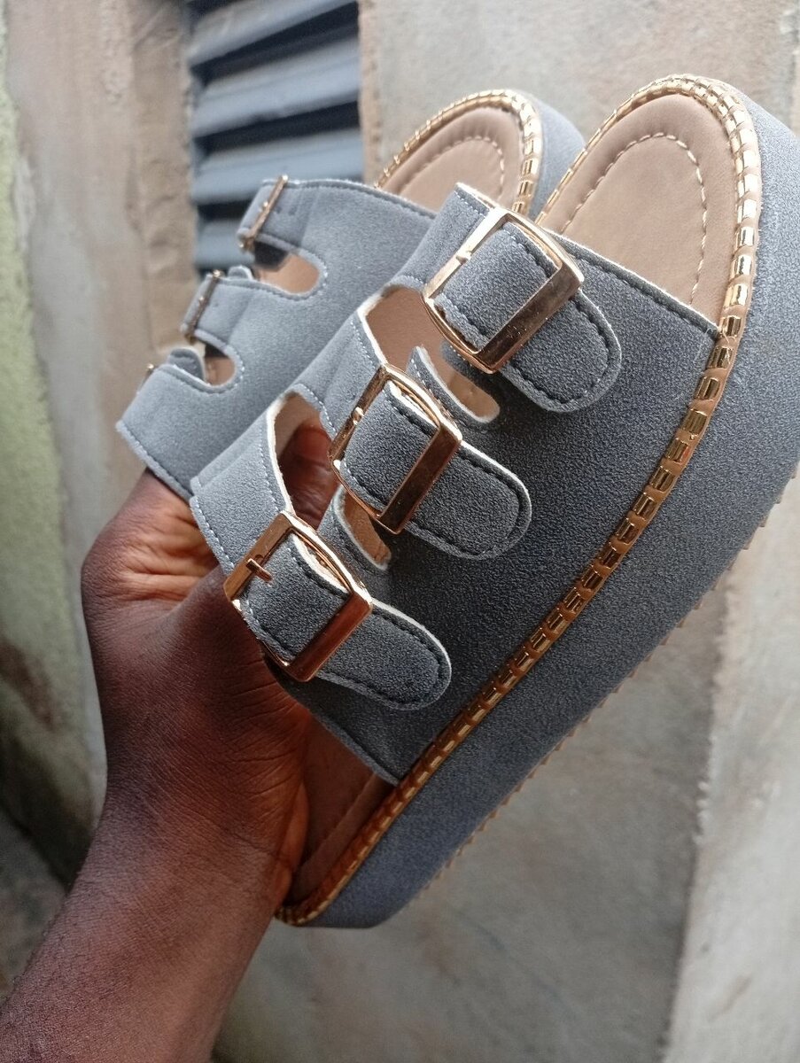 Sandales grises à boucles élégantes