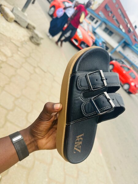 Sandales Noires à Boucles