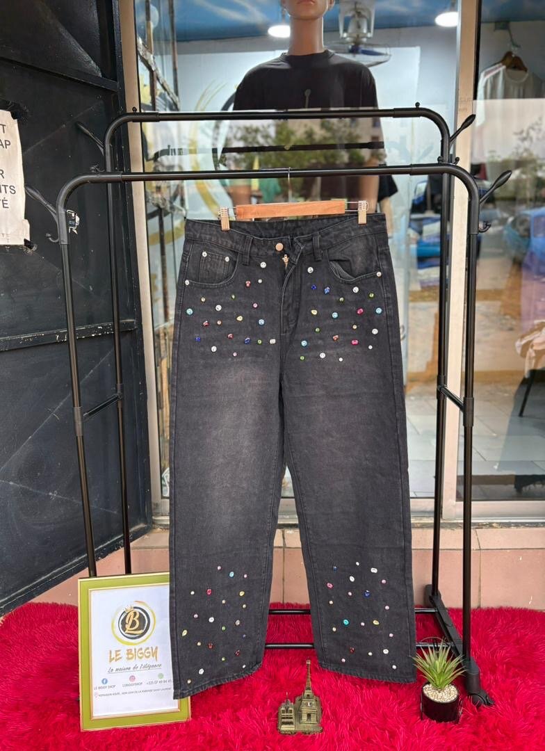 Jean noir avec perles colorées